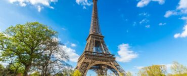 Eiffel Tour on a sunny day in front of a blue sky